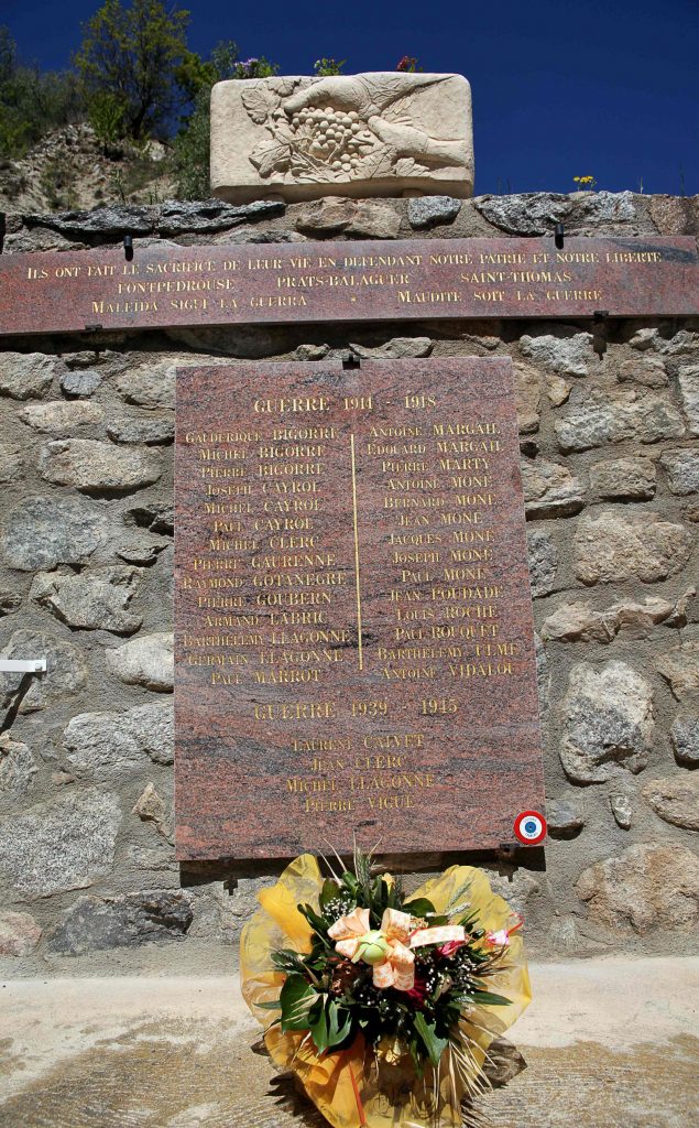 Le monument aux morts de Fontpédrouse est le seul monument du département classé pacifiste qui comporte gravé sur sa stèle en catalan et en français,la phrase 