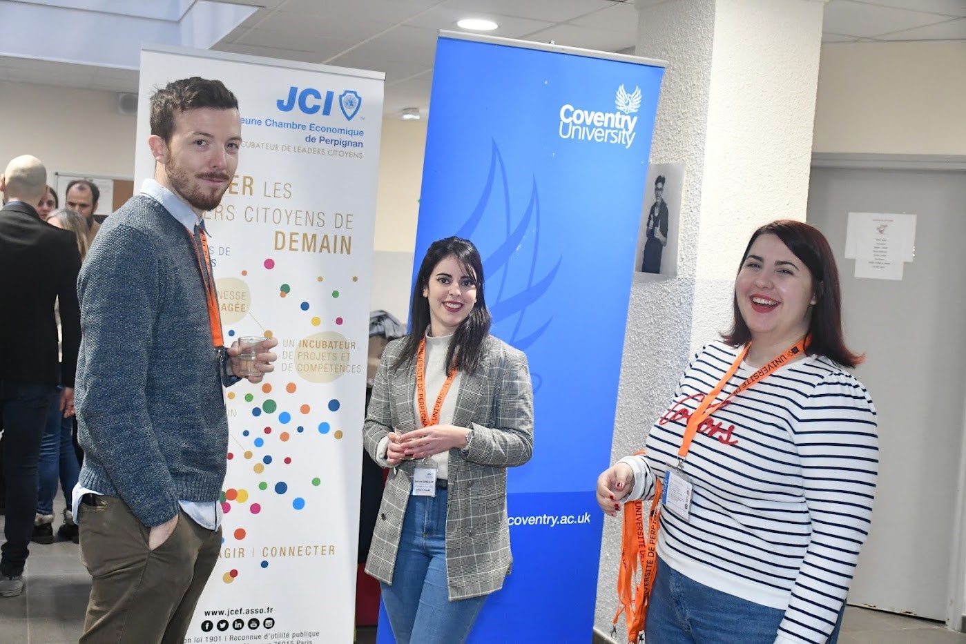 De gauche à droite, Maxime JEAN-RASSAT, Trésorier en charge du Développement, Bettina GONZALEZ, Secrétaire en charge de l’Action et Directrice du Comité Organisateur, et Amélia BONET-CAILLIS, observatrice en charge de la communication sur l’évènement. Crédits photo : Agence D2 Prod.