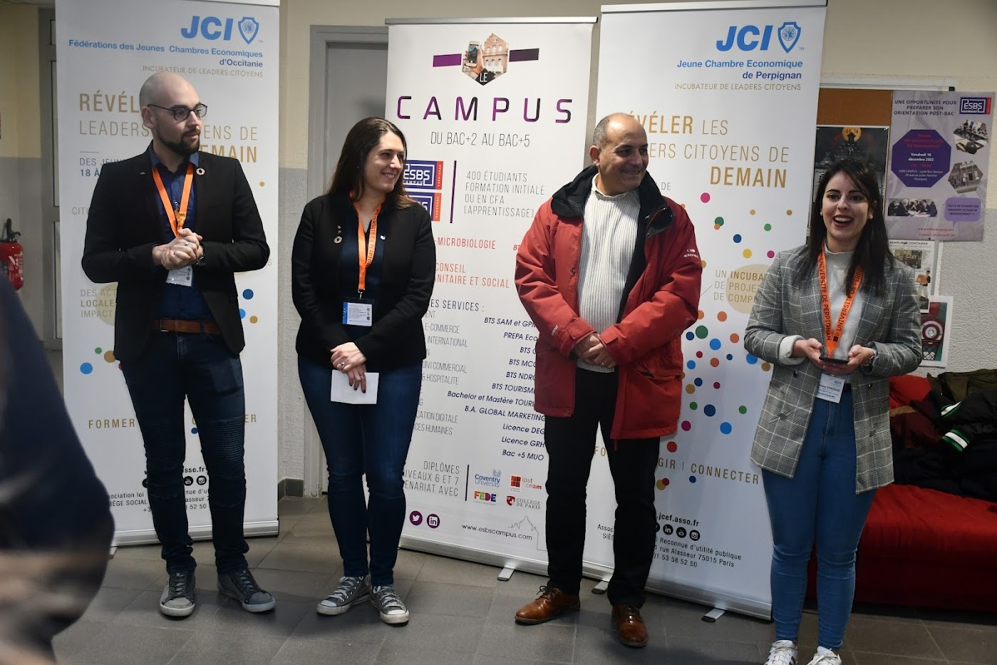 L’ouverture de l’Université De Rentrée 2023 avec de gauche à droite, Kévin LIEBART, Président de la JCE de Perpignan Pays Catalan, Hellene CARLES, Présidente de la Fédération des JCE d’Occitanie, Laurent LEON, Directeur délégué aux formations professionnelles et technologiques du Lycée Notre Dame de Bon Secours – ESBS Campus, et Bettina GONZALEZ, Secrétaire en charge de l’Action et Directrice du Comité Organisateur. Crédits photo : Agence D2 Prod.