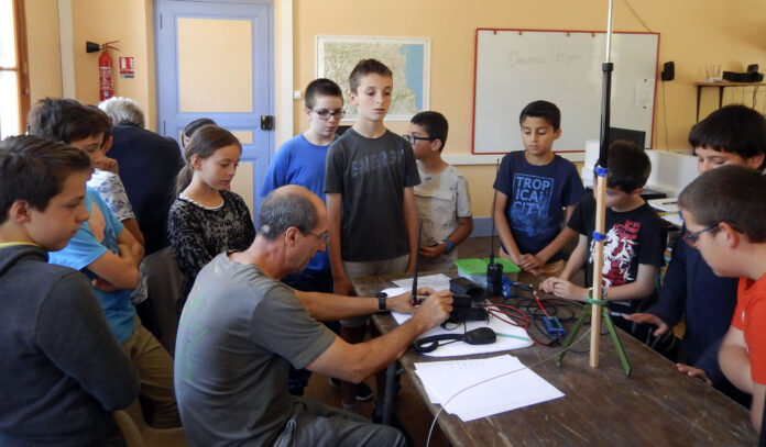 Contact radio via satellite entre les scientifiques en mission sur l'île de la Possession et les élèves de l'école de Vinça