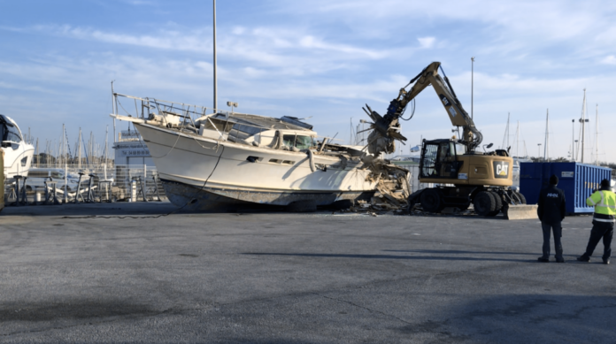 Saint-Cyprien : la mairie démantelé le bateaux abandonnés du port