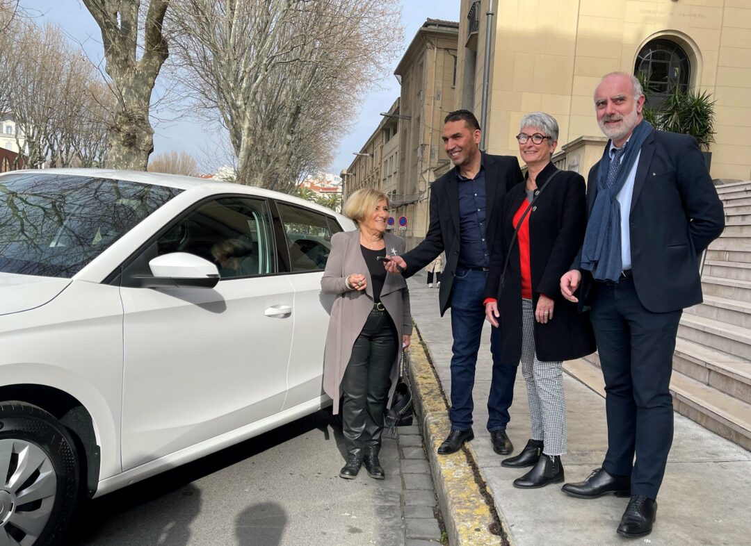 Catherine Ille reçoit la clé de sa voiture des mains d’Aziz Sebhaoui, président de la Fdac 66, au côté de Sylvie Bonafos, vice-présidente de la Fdac 66 et élue de la CCIPO, et de Laurent Gauze, président de CCI des Pyrénées-Orientales.