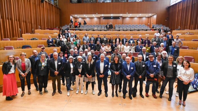 Membres du Parlement de la Montagne autour de Carole Delga et Jean-Louis Cazaubon