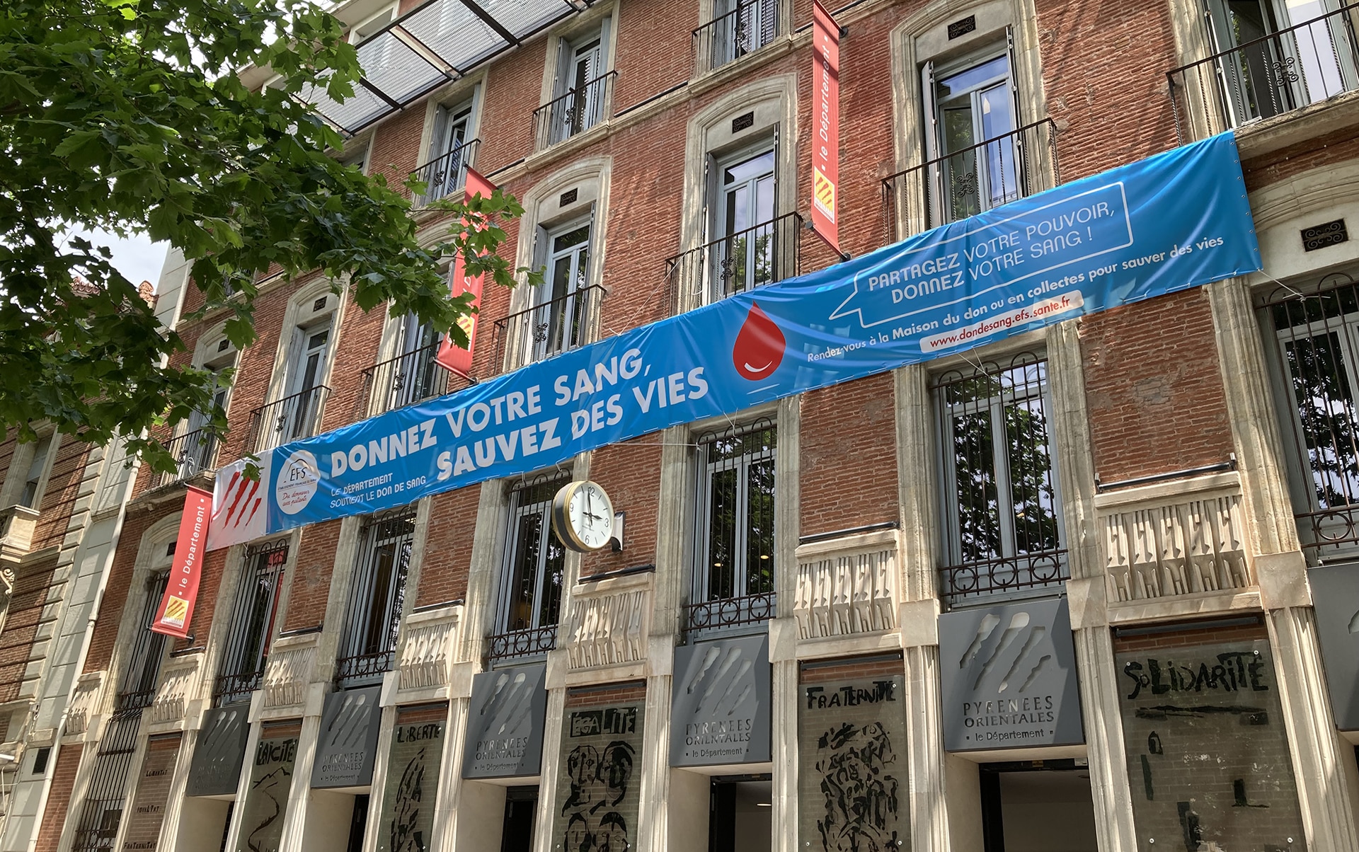 Bâche Don de Sang sur l'hôtel du Département