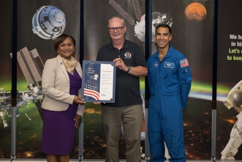 Gilles Clément, chercheur à l’université de Caen Normandie (COMETE) vient de recevoir le Silver Snoopy Award de la NASA. Cette distinction récompense sa contribution exceptionnelle à la sécurité des missions spatiales