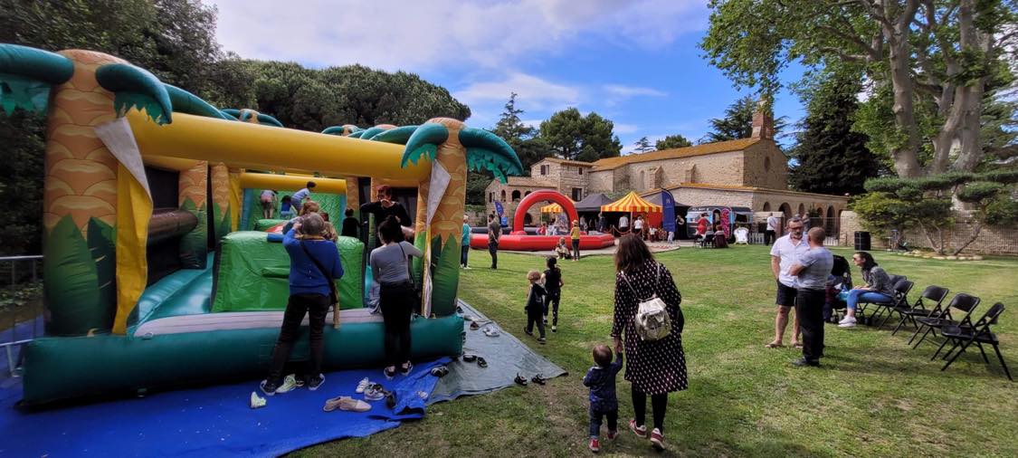 Contes & Chocolat, organisé par la ville de Torreilles, se tiendra cette année le mercredi 10 avril, toujours dans le merveilleux parc de la chapelle Juhègues. Événement phare du printemps, contes & chocolat invite petits et grands dans un monde enchanté où les histoires se mêlent au doux parfum du chocolat.