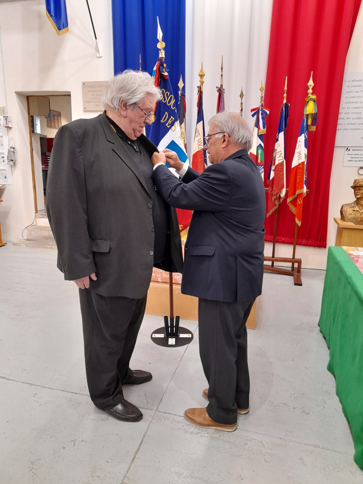 Remise des insignes de l’Ordre National du Mérite à M. Paul Goze