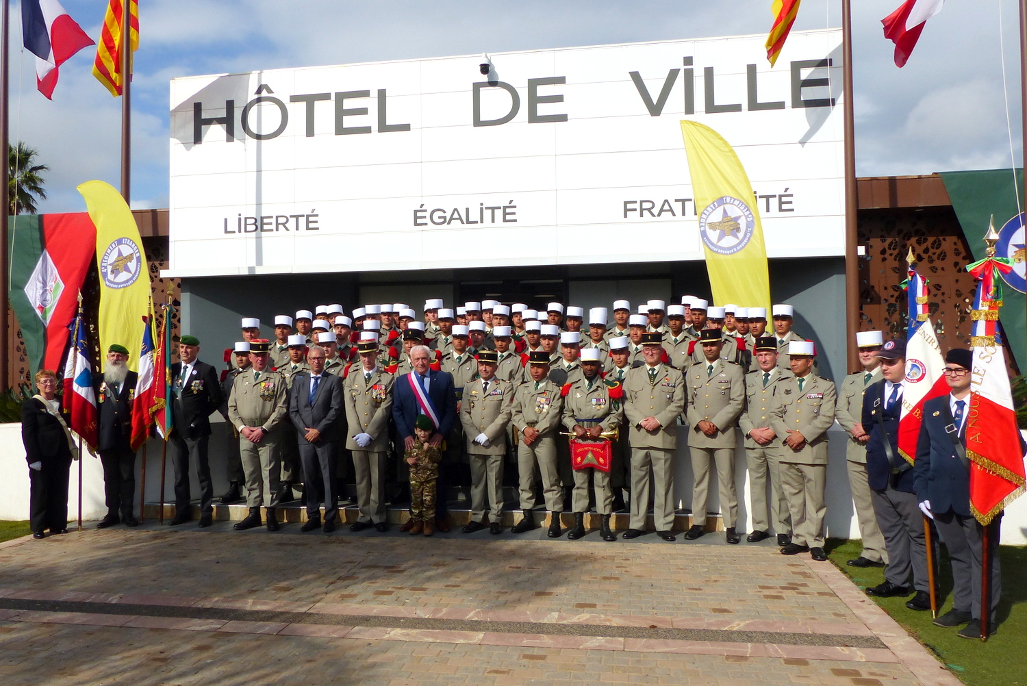 Cérémonie de remise des Képis Blancs et des insignes de la compagnie aux jeunes légionnaires à Pollestres.