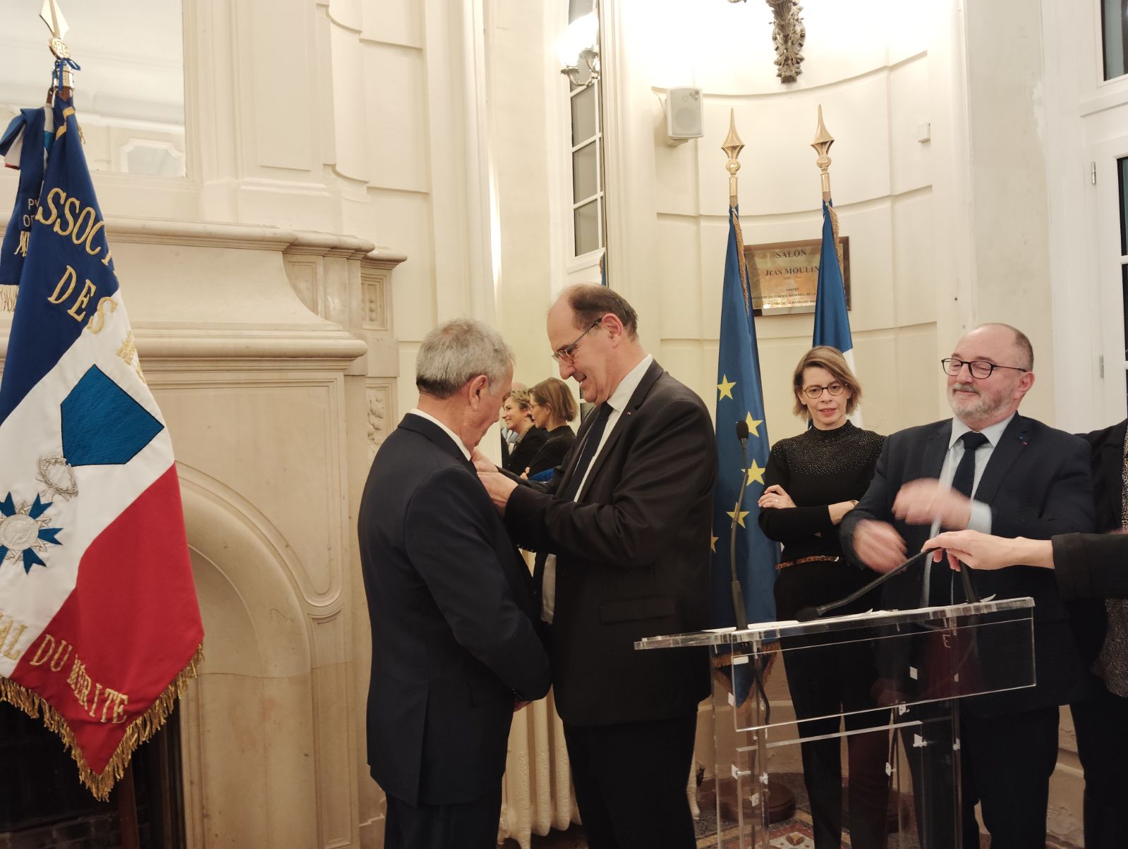 Jean Maury, maire de Ria-Sirach, décoré des insignes de l’Ordre National du Mérite