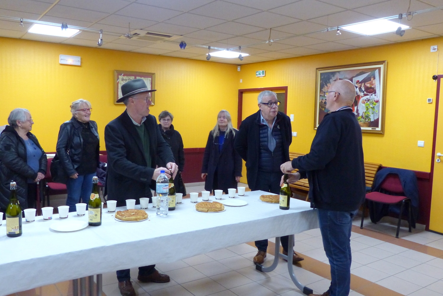 Partage de la galette des Rois de l’association des Amis du Padre Himalaya de Sorède