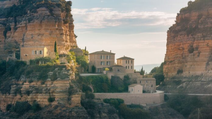 4 habitants et une vue à couper le souffle - bienvenue dans le village le plus exclusif de France