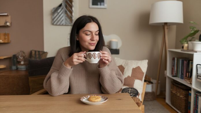 5 secrets du 'Fika' suédois pour paraître 2 ans plus jeune en seulement 15 minutes par jour