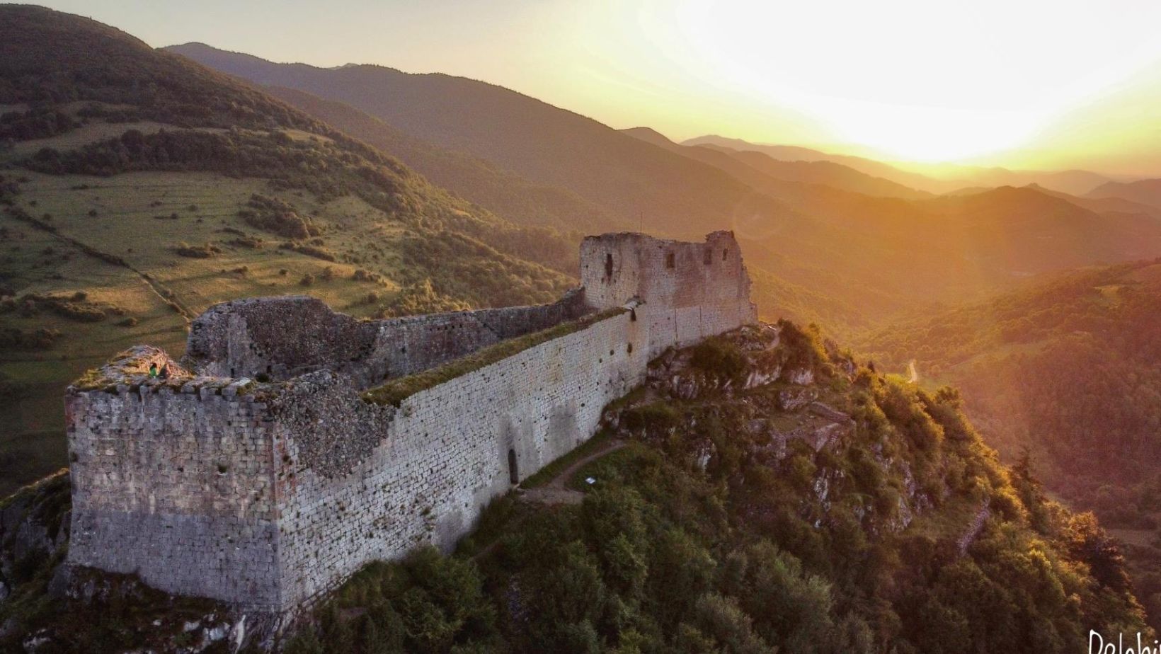 Ce château cathare de l'Ariège défie les lois de la gravité - et c'est à voir pour le croire