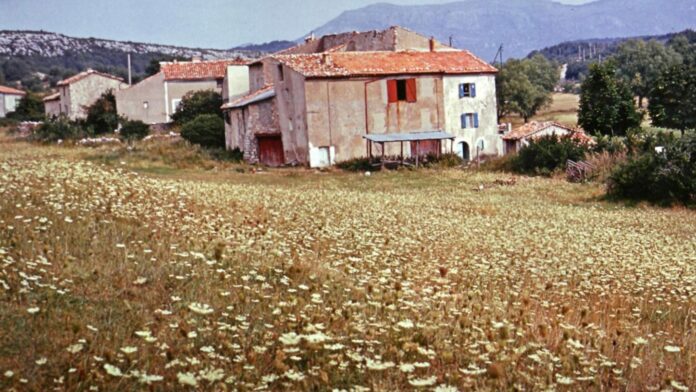 Ce village Français interdit d'accès cache un secret d'État