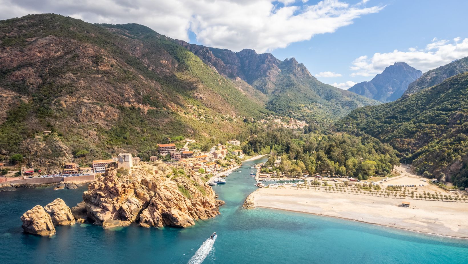 Ce village corse classé à l’UNESCO va vous donner des frissons… Et ce n’est pas à cause du vent !