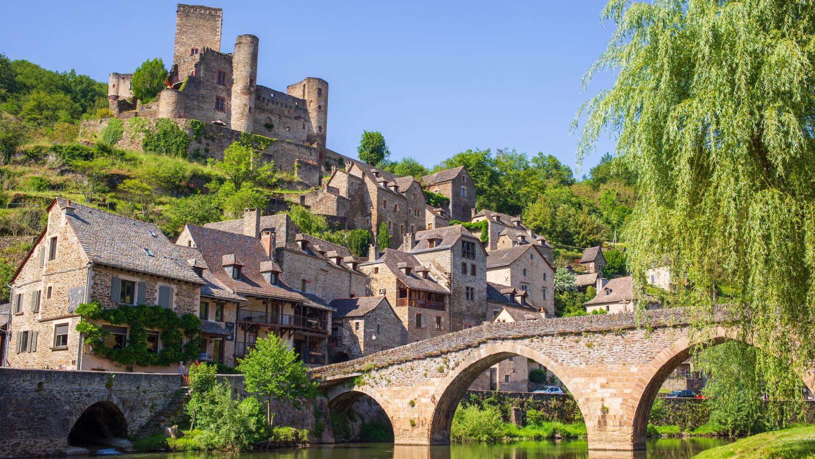 Ce village médiéval oublié de l’Aveyron est un trésor digne de Game of Thrones !