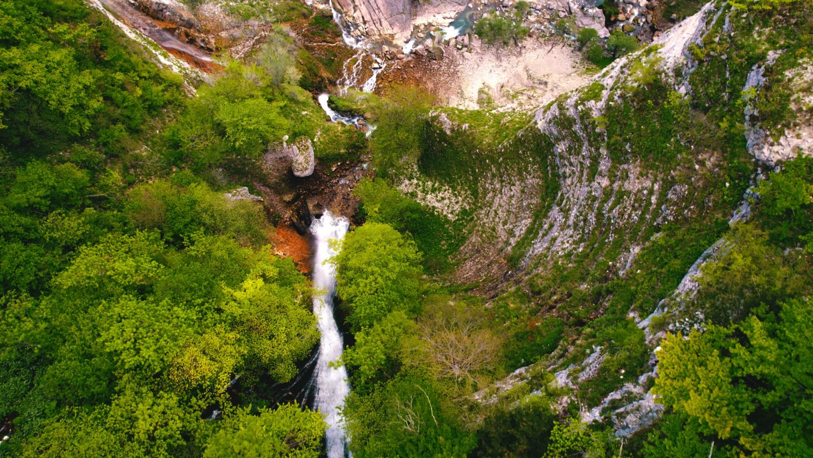 Cette cascade géorgienne est plus haute que la Tour Eiffel !