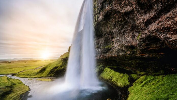 Cette cascade islandaise vous invite à marcher derrière un rideau d'eau de 60 mètres