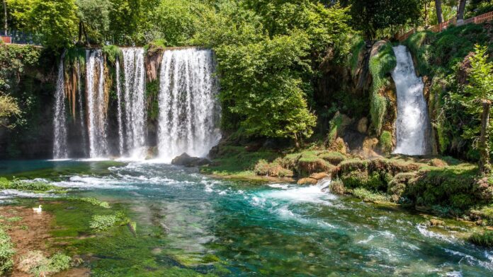 Cette chute d'eau méditerranéenne offre le cadre parfait pour les photos de mariage