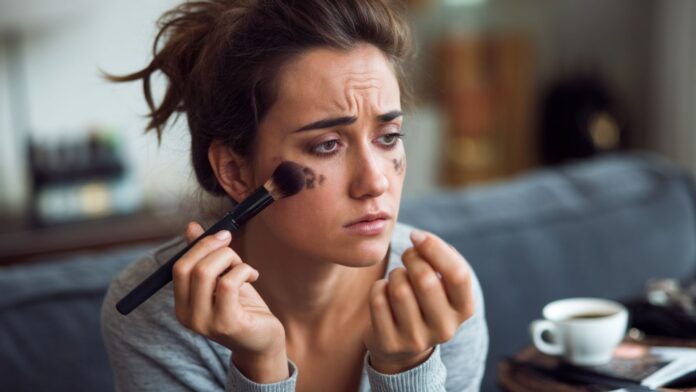 Cette erreur de maquillage courante ajoute 10 ans à votre visage - Voici comment l'éviter