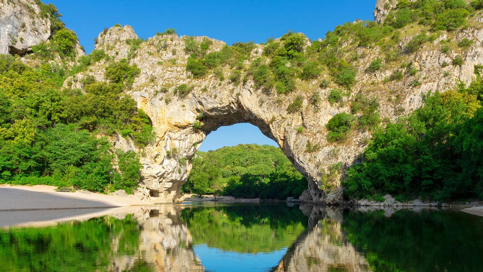 Le pont naturel le plus impressionnant d'Europe se trouve dans ce département français