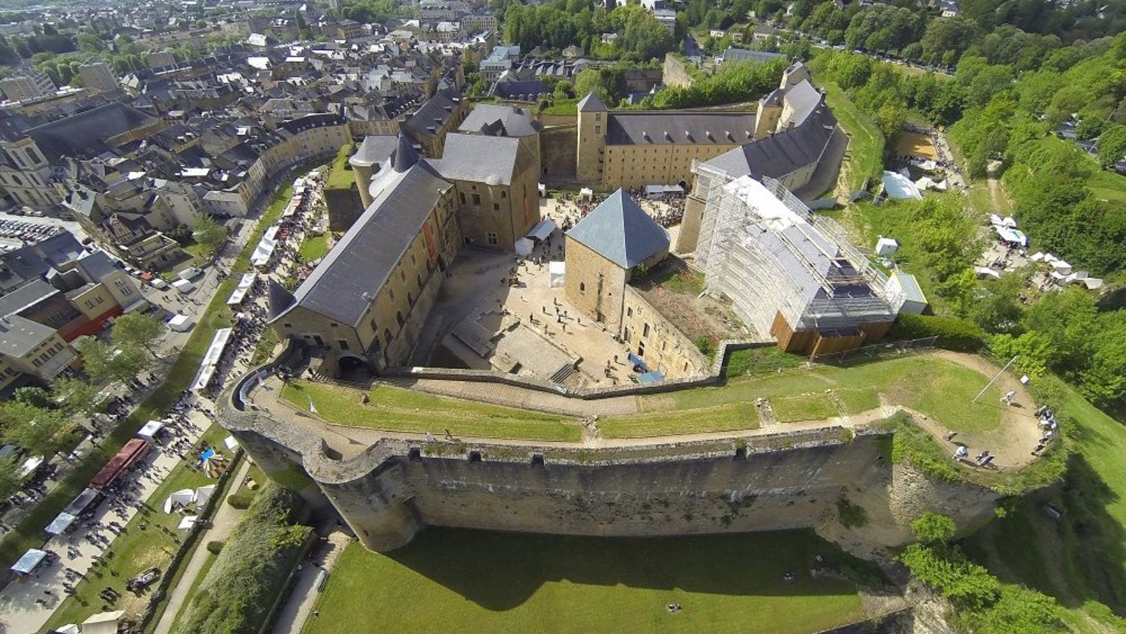 Le seul château fort médiéval encore habité en France se trouve dans ce département