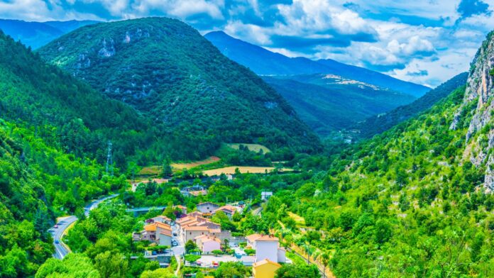 Ce village fortifié des Pyrénées cache un trésor souterrain que l'UNESCO protège jalousement